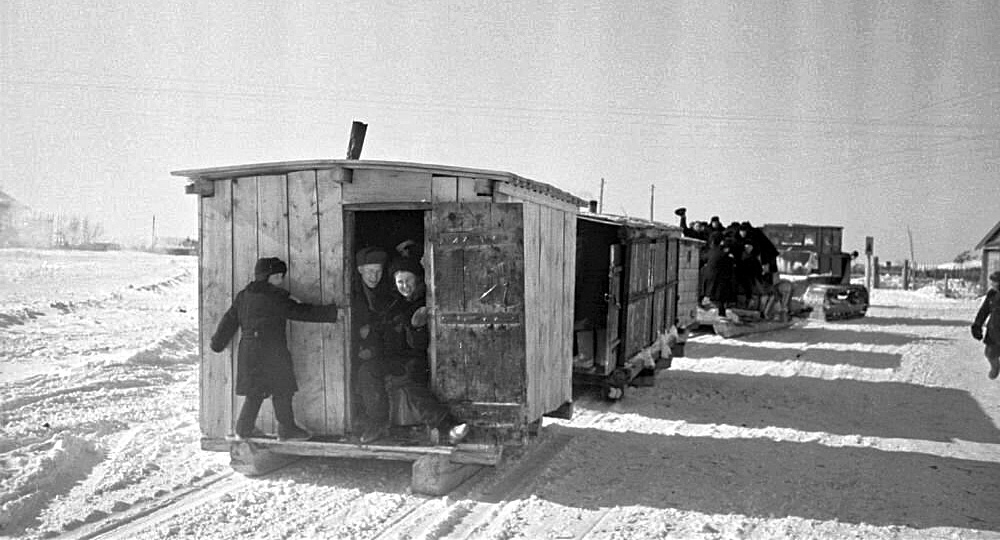 Судя по всему, здесь на тракторных санях осуществляется подвозка школьников. С комфортом!Фото из открытых источников.