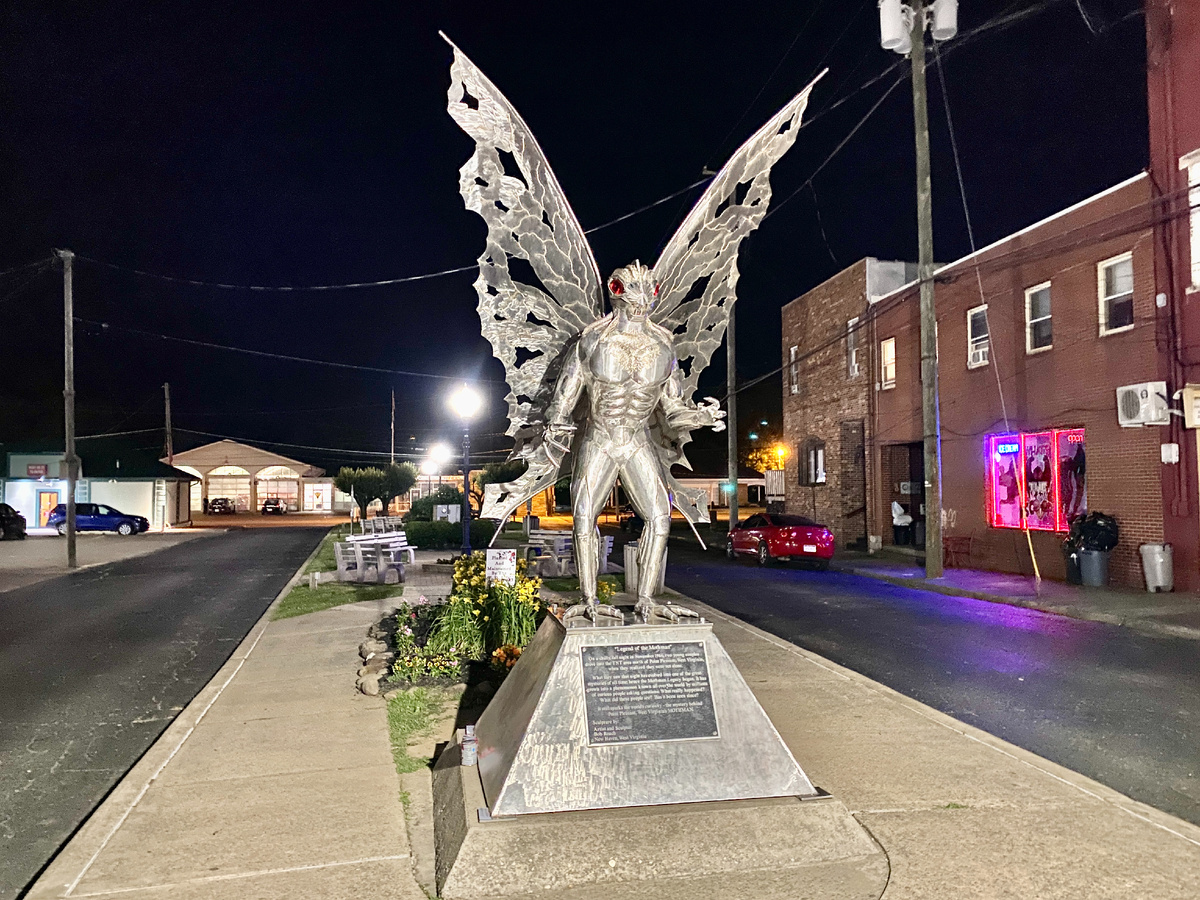 Памятник существу, которое видели сотни людей.