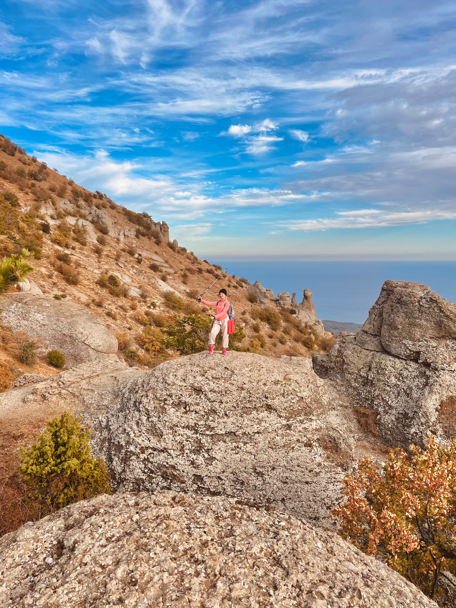 На скалах Солнечной поляны в Долине Привидений. Сентябрь 2025-го