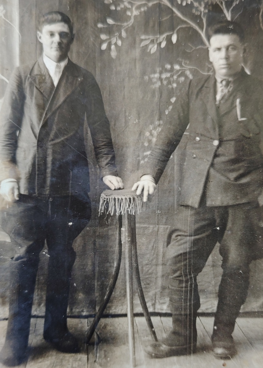 Павел Прокофьевич Азарьев (слева). Довоенное фото. 