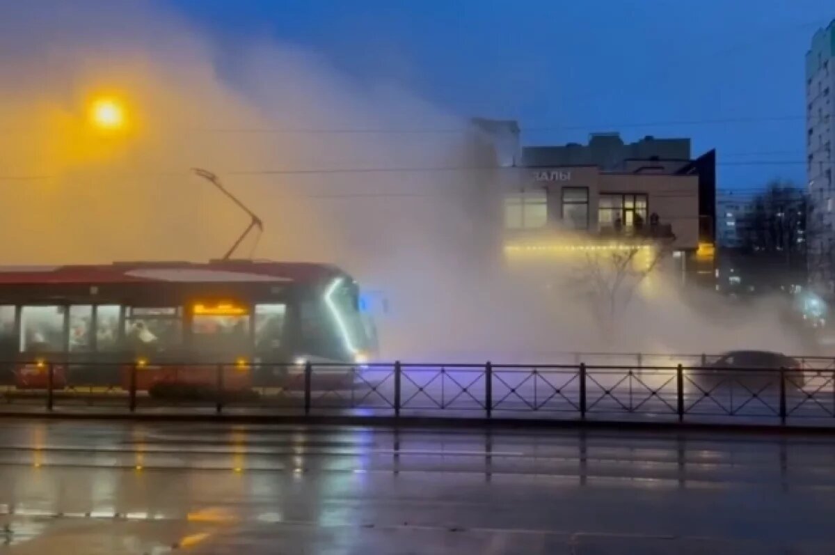    Прорыв трубы в Кировском районе: пострадал мужчина, повреждены автомобили