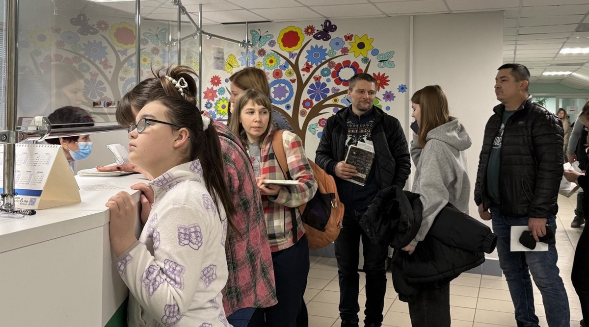 Больницы города переполнены заболевшими, но официальные лица настаивают, что причин для паники нет