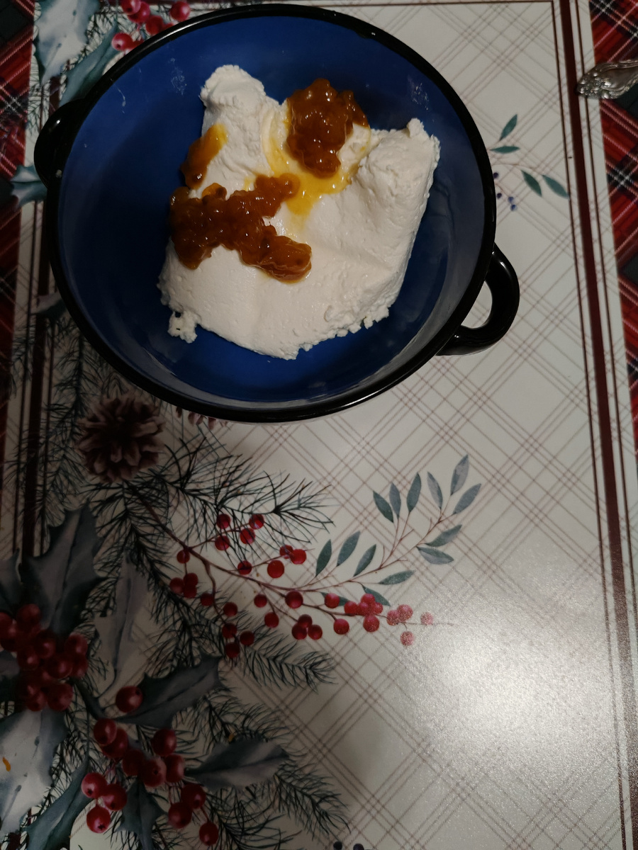 Творог с морошковым вареньем. 