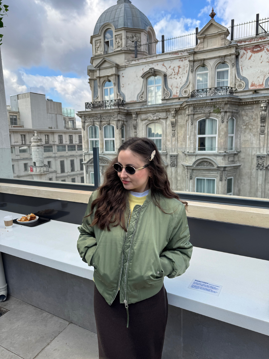 Зачем они прилепили этот стол, если за ним нельзя сидеть?🤣 как правило за такими столикам в стамбульских заведениях люди сидят, пьют свой кофе и любуются видом. Тут же будьте добры любуйтесь издалека