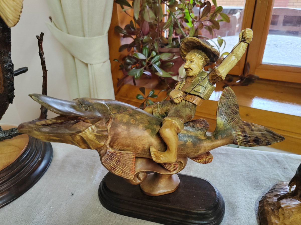 Скульптура "Родео". Дерево, морение, лак, скульптурная резьба. 2019 г. Авторы Р.А. Байтуменов, Рустам Чуюнчалиев. Музейно-культурный центр «Дом купца Г.В. Тетюшинова». 2025 г.