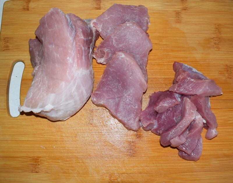 Нарезаем мясо