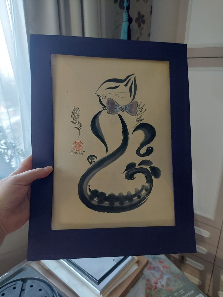 Приветствую всех посетителей канала! Если вы здесь впервые, предлагаю познакомиться. Меня зовут Ольга Сюмиот, я автор Сюмикотиков. Всё, что представлено на этом канале и в магазине, – результат труда одного человека. Конечно, иногда мне помогают мама, друзья, близкие, а также подписчики. Но в большей степени это личные авторские разработки: рисунки, стихи и тексты. Главное – рисунки, а тексты пишу, чтобы их немного обыграть и преподнести. Очень рада вам!