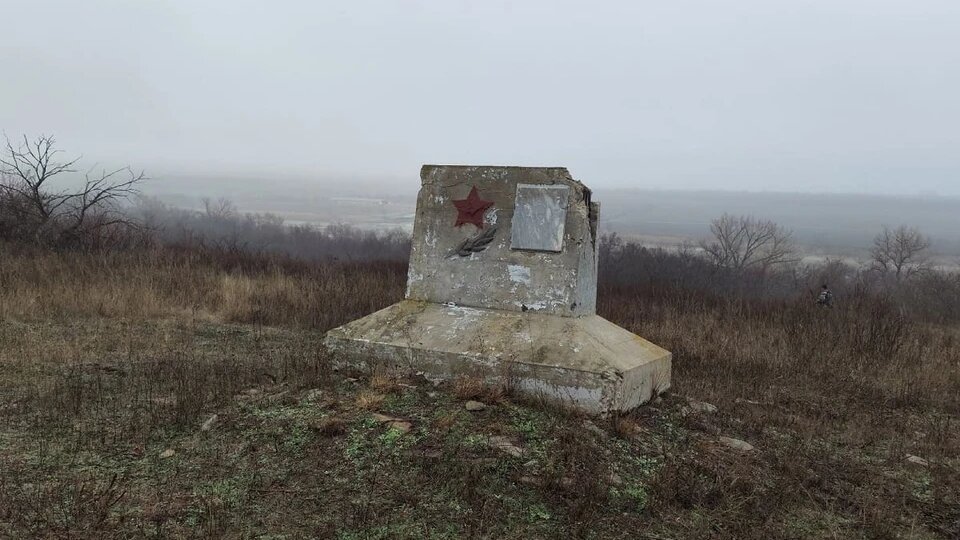 В Ростовской области грибники нашли в лесу заброшенный памятник неизвестному офицеру