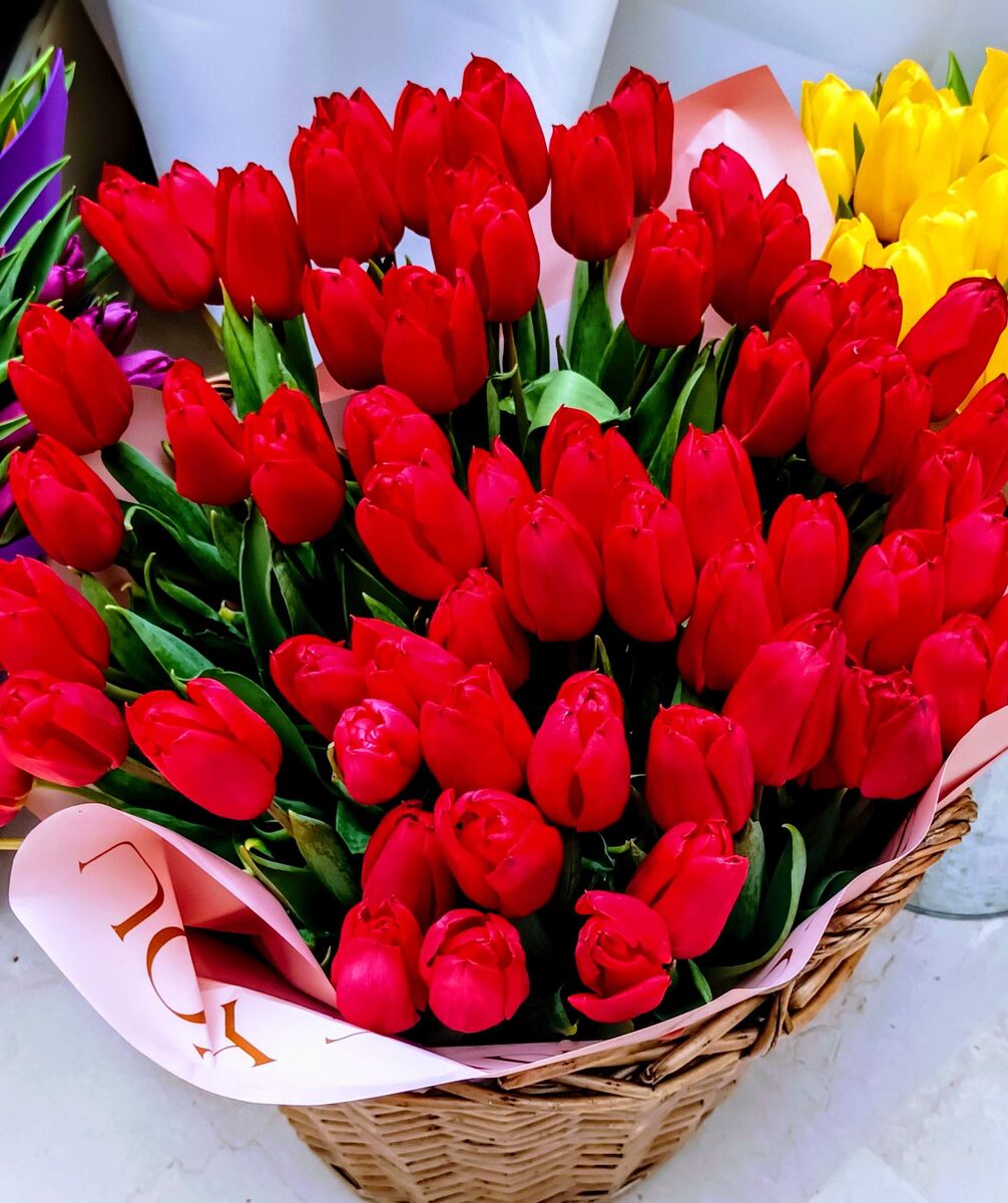 Прохор осыпал жену цветами.