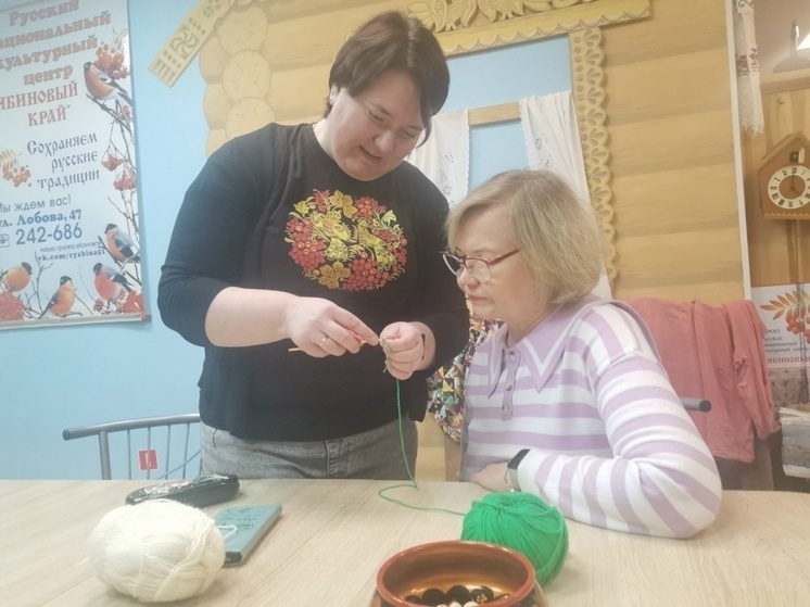     участники делали вязаные елочки из пряжи. фото: пресс-служба администрации Мурманска.