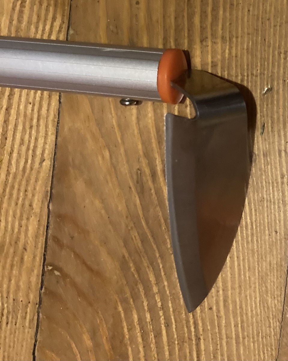 Лезвие конечно не бритвенно-острое, но так и она - тяпка, а не бритва