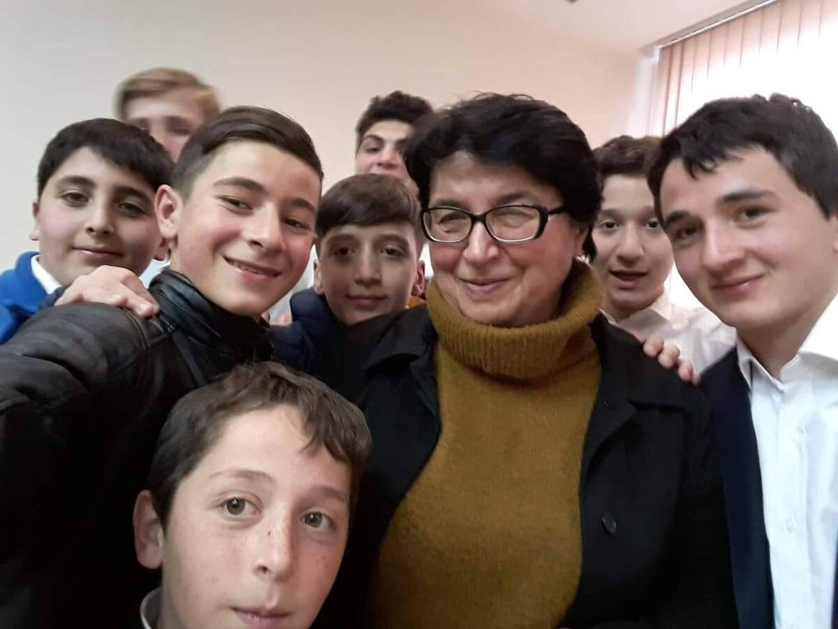 Аджария. Учительница Лиана Айкуцба и абхазские дети
