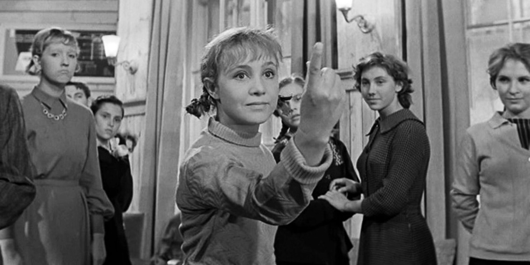 «Девчата»: как снимали любимую комедию, где мороз боролся с жарой, а ложки прилипали к губам