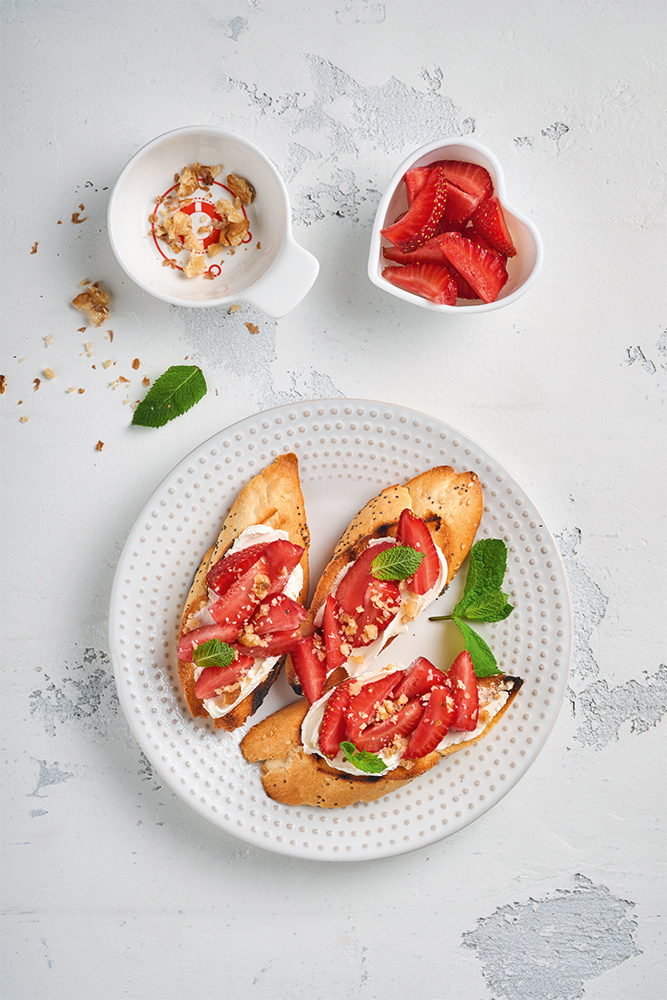 Канапе с козьим сыром и медом