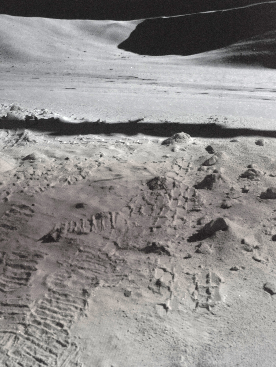 Поверхность Луны в районе кратера Эйткен