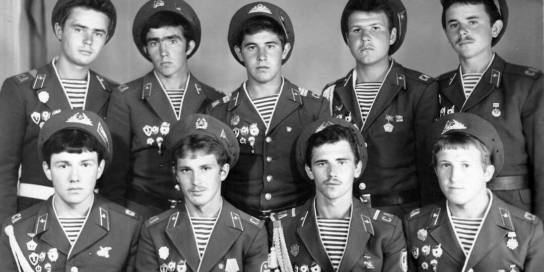 Во времена моей службы (1965-1968 годы) дембеля отправлялись по домам только эшелонами