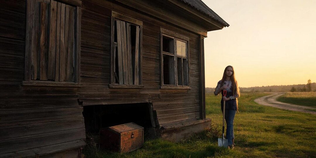 Все смеялись, когда бабушка отписала мне старый сарай вместо квартиры. Начала ремонт, сорвала гнилые полы —и родня тут же прибежала мириться