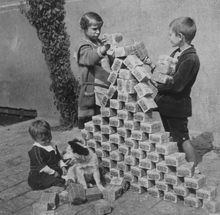 Дети играют с пачками банкнот номиналом        1 марка. Веймарская Республика,1923г.
