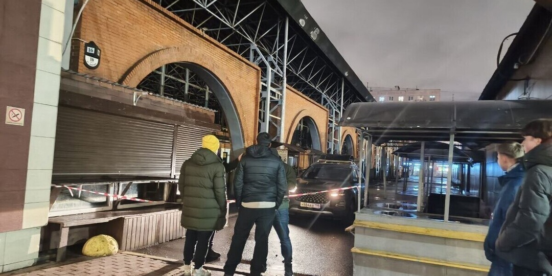 Арендаторов помещений сгоревшего Правобережного рынка не впустили внутрь