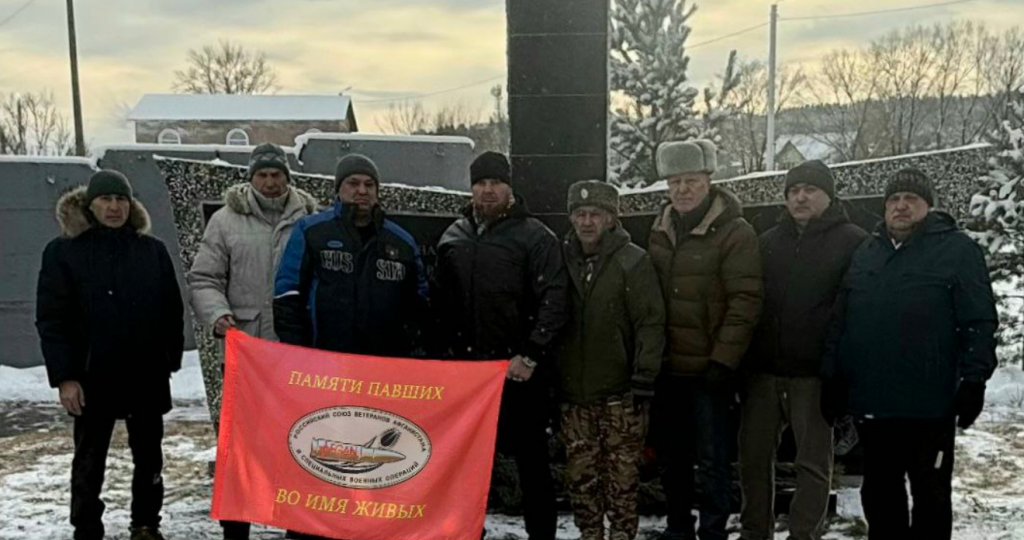 В ПАМЯТЬ О ПОДВИГЕ: ВЕТЕРАНЫ ВОЗЛОЖИЛИ ЦВЕТЫ К ПАМЯТНИКУ