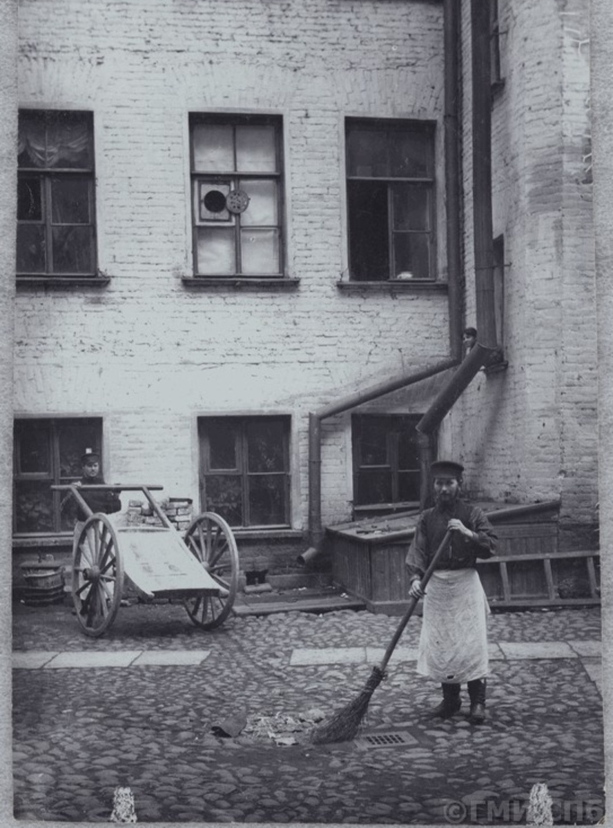 Дворник за уборкой двора. Фото с сайта goskatalog.ru