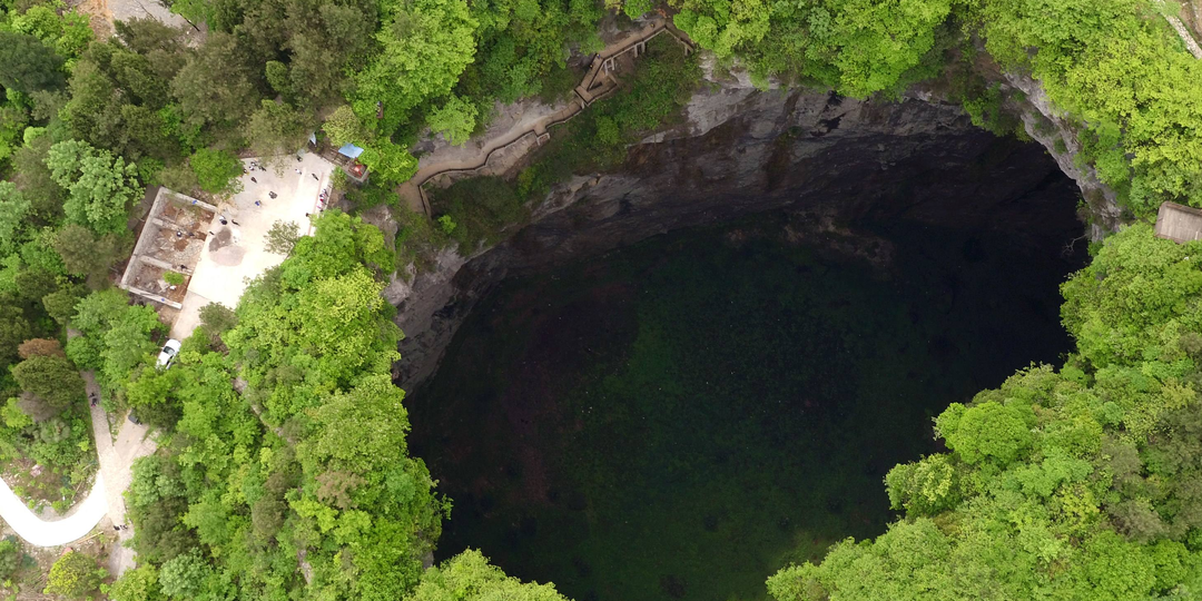 Как огромный провал грунта в Китае привел к открытию нового геологического чуда света