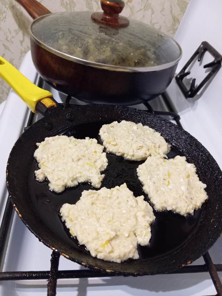 Оладьи в процессе жарки. 