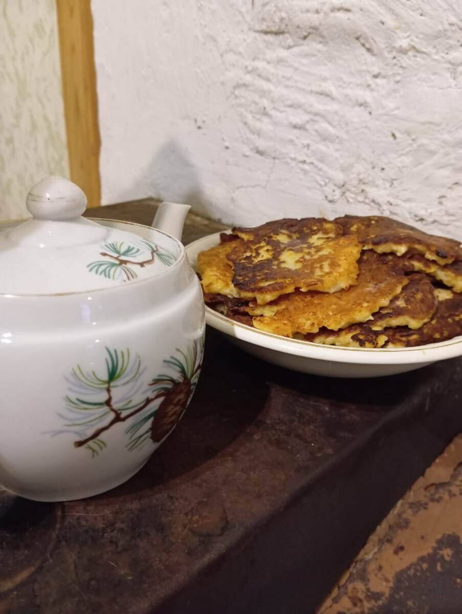 На печке, чтобы не остыли. 