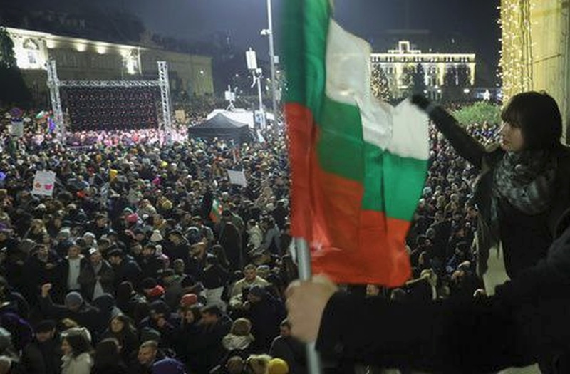    В Болгарии на фоне протестов премьер-министр и правительство подали в отставку