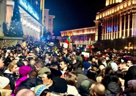    В Болгарии на фоне протестов премьер-министр и правительство подали в отставку