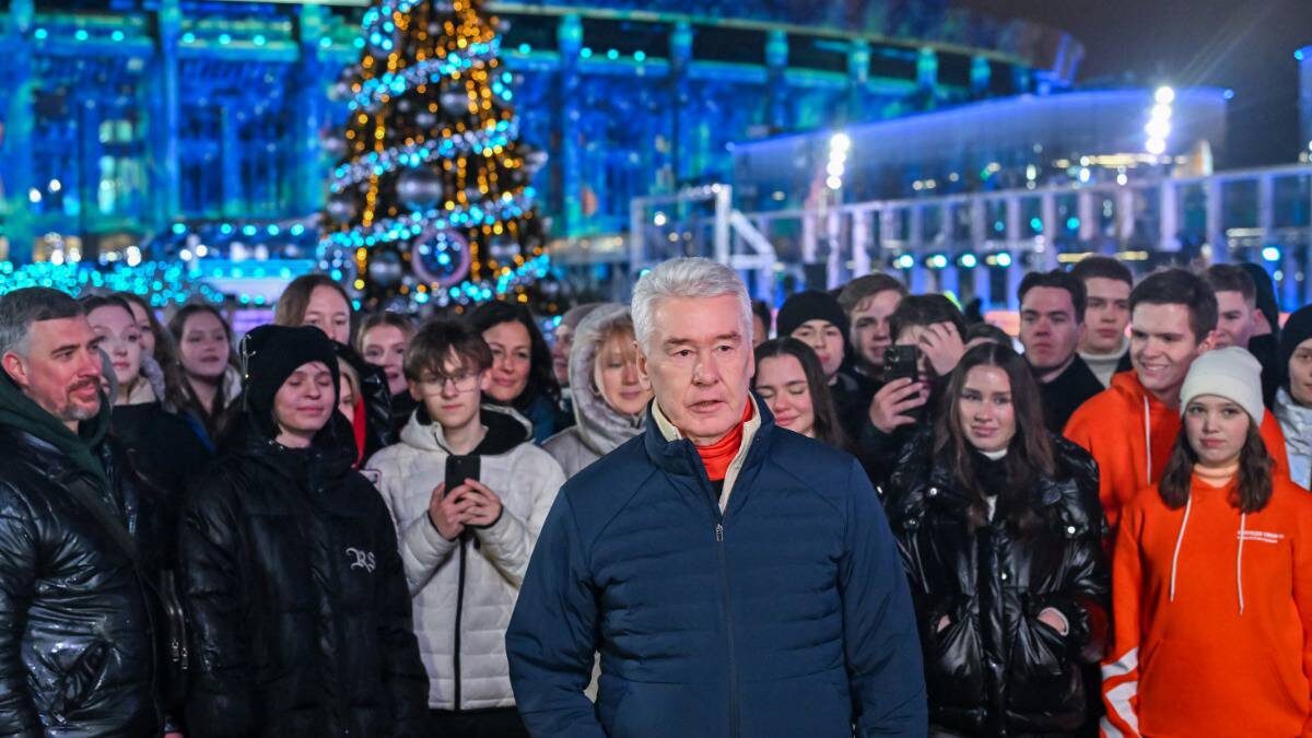    Мэр Москвы Сергей Собянин открыл мультимедийный каток на территории олимпийского комплекса «Лужники» и пообщался с первыми посетителями. Вместе они зажгли огоньки на новогодней елке в центре катка. Осветился яркими синими красками и фасад легендарного стадиона / Фото: Пресс-служба мэра и правительства Москвы / Максим Мишин