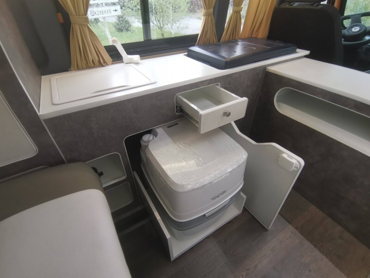 Кухонный модуль  размещен вдоль левого борта.