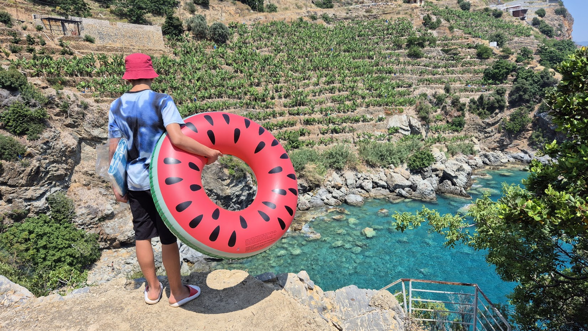 В Москве такая мерзкая погода, что хочется смотреть и смотреть на синеву лета