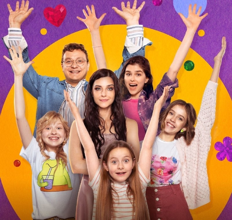 Официальный постер  «Папины дочки.Мама вернулась» кинотеатр Окко; кинотеатр Start; телеканал СТС; Yellow, Black and white. 