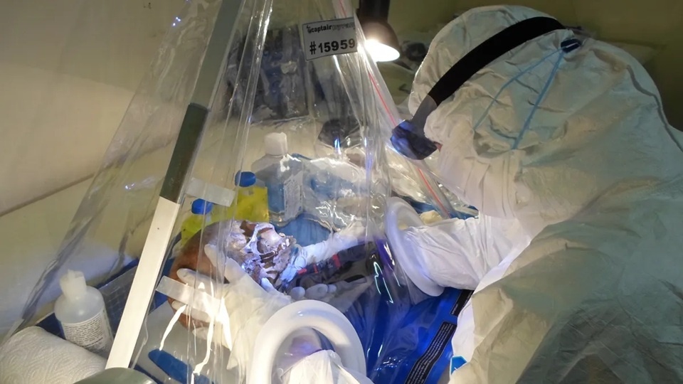    Соавтор исследования Хелена Мальмстрём берет пробу из черепа на исследовательской станции Флорисбад с помощью мобильной чистой лаборатории.Alexandra Coutinho