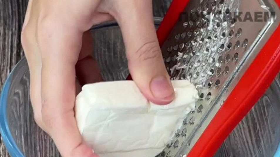 Просто возьмите плавленный сырок: вкуснее салата в жизни не ела! Всего 4 ингредиента. На новогодний стол