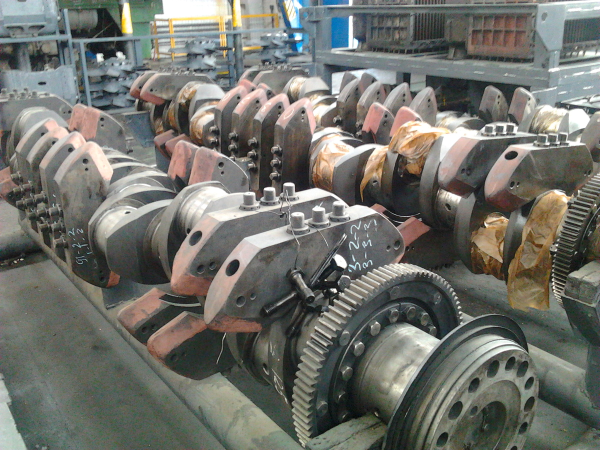 Коленвал дизелей линейки Д49 - шатунные шейки смещены относительно друг друга на 45 градусов.