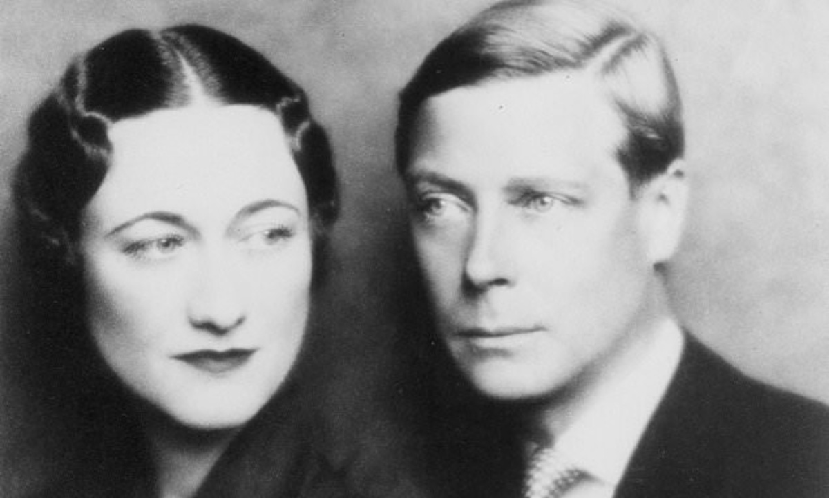 Эдвард, без ума от Уоллис, так и не узнал об их романе. С величайшей иронией он был готов отказаться от своего трона и империи ради «женщины, которую любит».