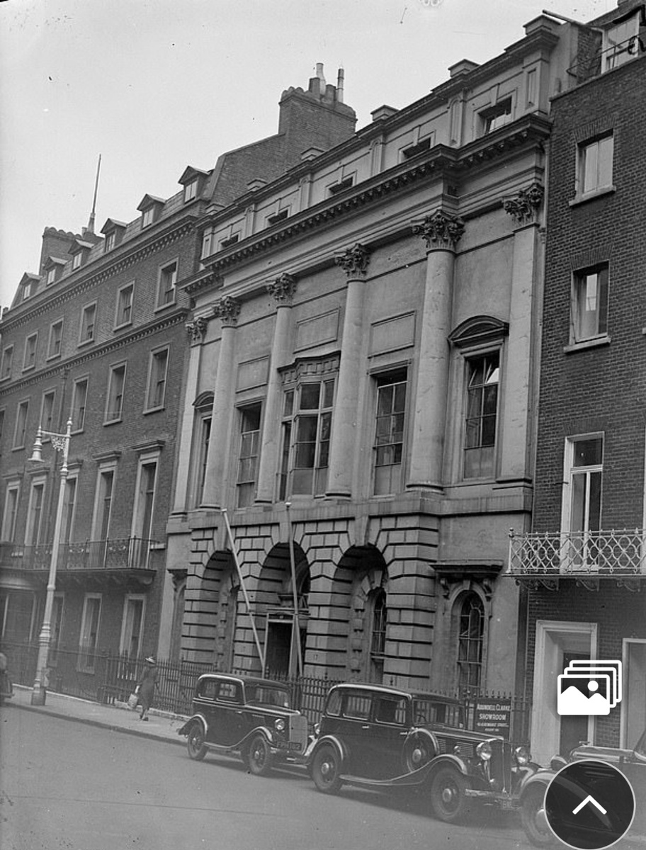 Эта авантюристка получала все необходимое благодаря тайным свиданиям с Трундлом, который в то время зарабатывал на жизнь автомехаником и продавцом в компании Ford. Несмотря на эту низкооплачиваемую работу, он содержал шикарную квартиру на Брутон-стрит в самом сердце лондонского Мейфэра.