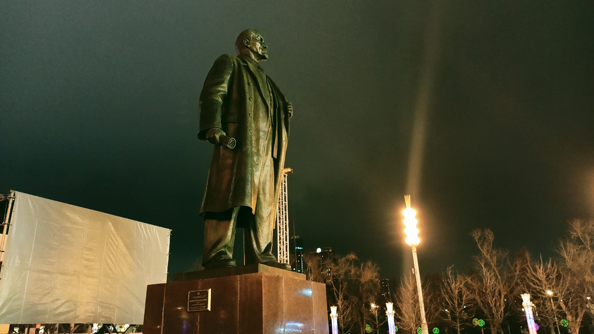 Удивительно, что Русский мир, создавший нынешнюю новую Россию, не уничтожил памятник Ленину и сам ВДНХ, ведь этот мир не любит СССР, ему подавай монархию... Фото Елены Кузнецовой, ноябрь 2025 года.