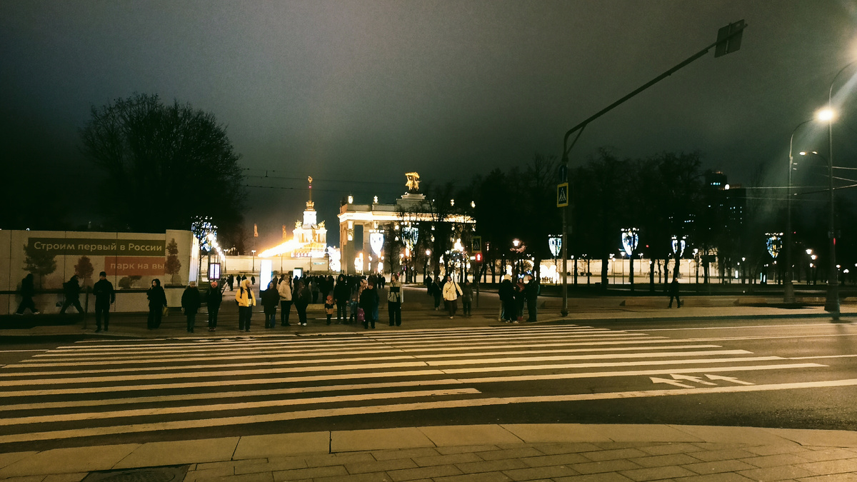 Переход к ВДНХ от музея Космоса. Фото Елены Кузнецовой, ноябрь 2025 года.