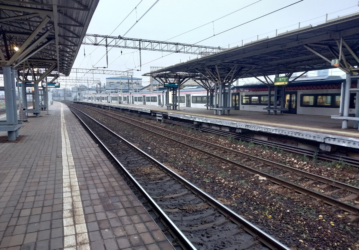 Пл. Москва III во 2 половине 2025 года, вид в сторону вокзала, фото автора
