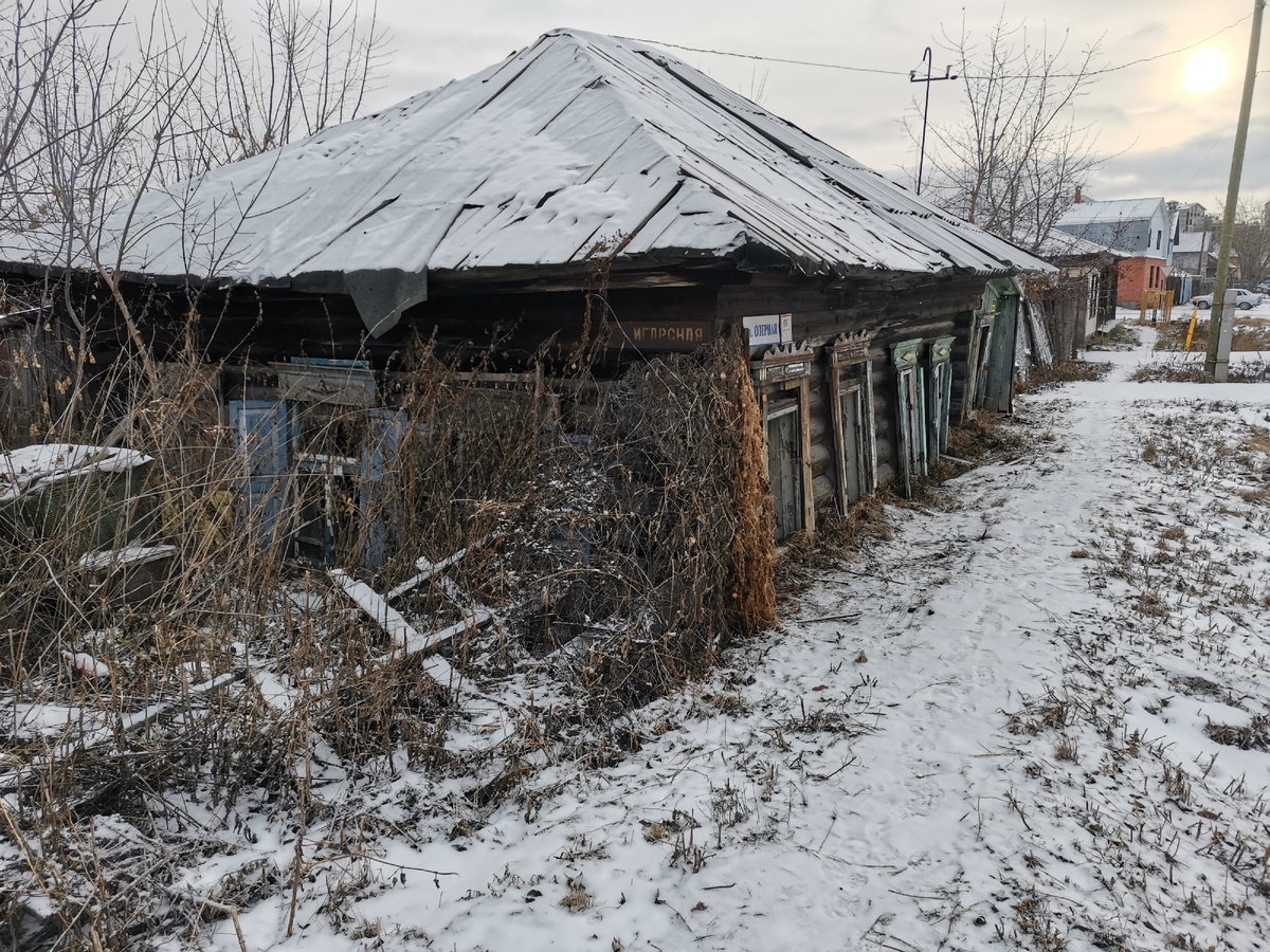 Впечатление, будто земля его скоро поглотит)))
