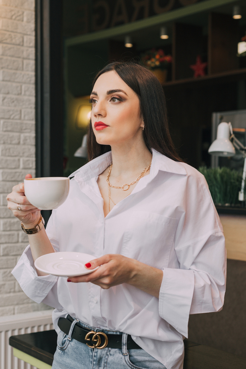 Классика — вечный фундамент. Но в 2026 её носят с объемными джинсами или под строгий жилет.