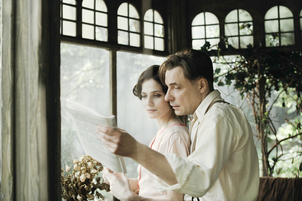    Евгений Цыганов и Юлия Снигирь в ролях Мастера и Маргариты./"Атмосфера кино"