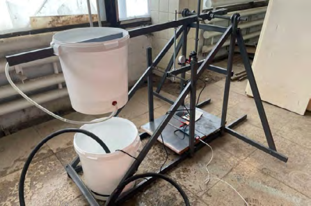 *Рисунок из ст. Кравченко А.А., Саинов М.П. "Гидротехника", №4, 2025 — кустарная испытательная установка (погружной насос "Малыш", пластиковое ведро 32 л, лампочка 12В)