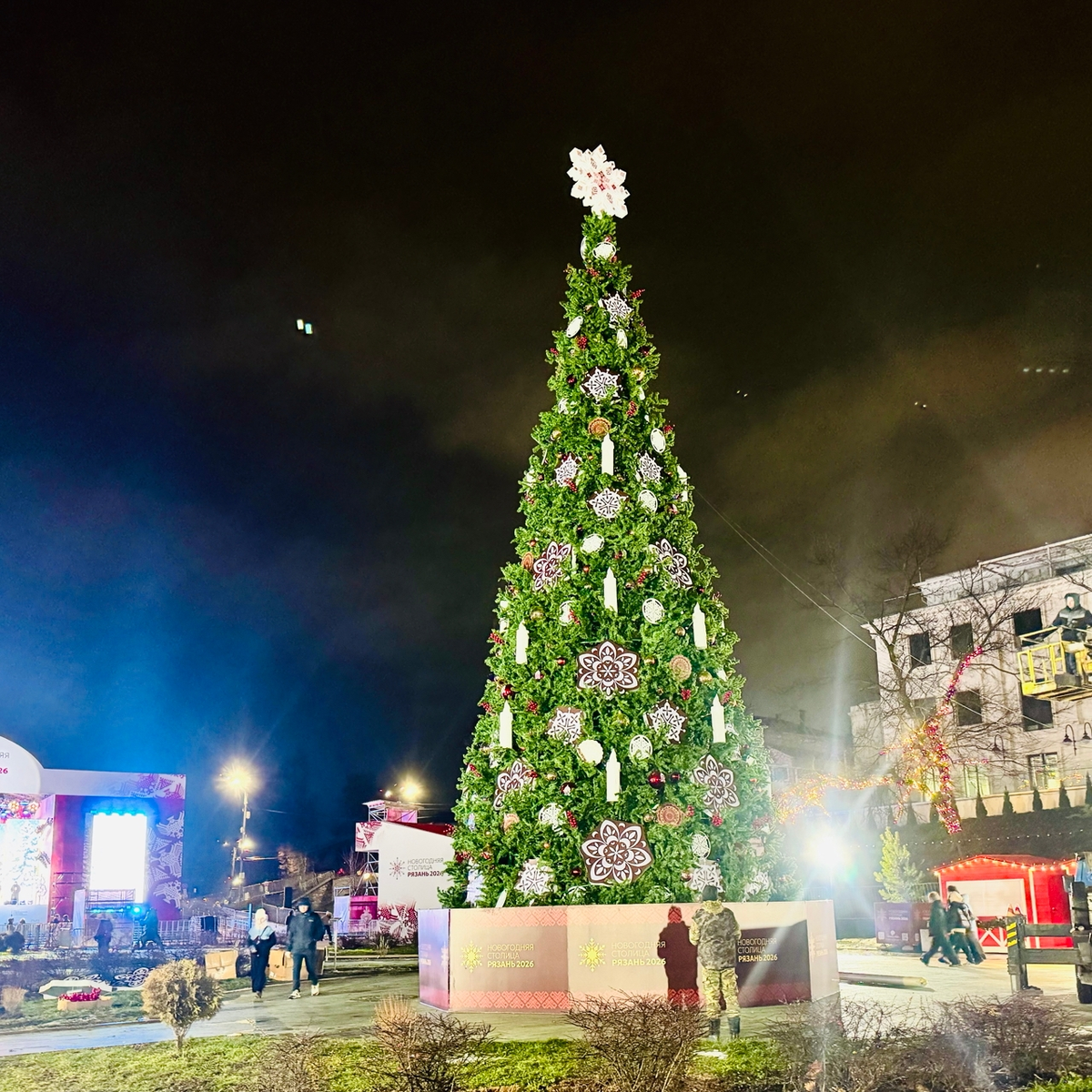 Елка у Цирка уже собрана и готова к хороводам