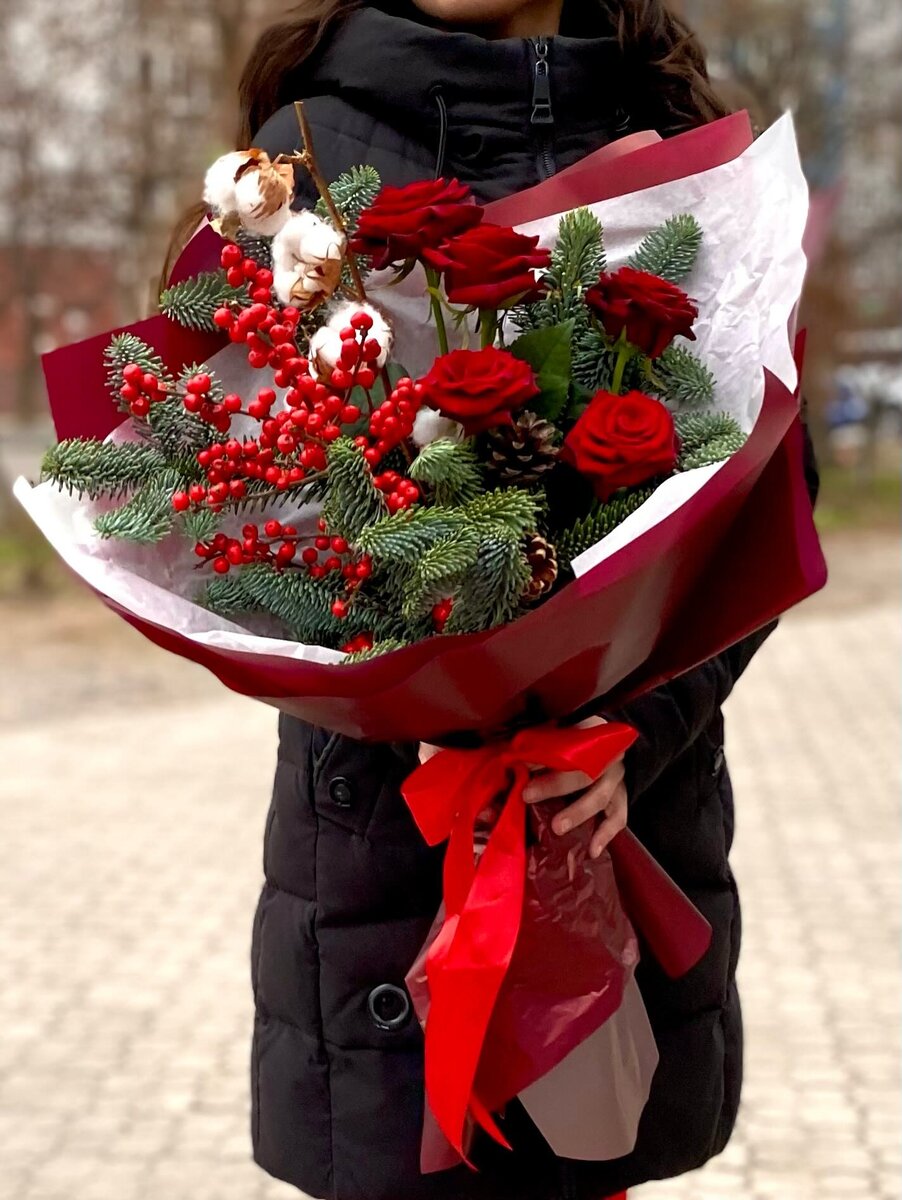 Букет в новогоднем стиле, украшенный роскошными розами и благородными ветвями благородного можжевельника Нобилис.
