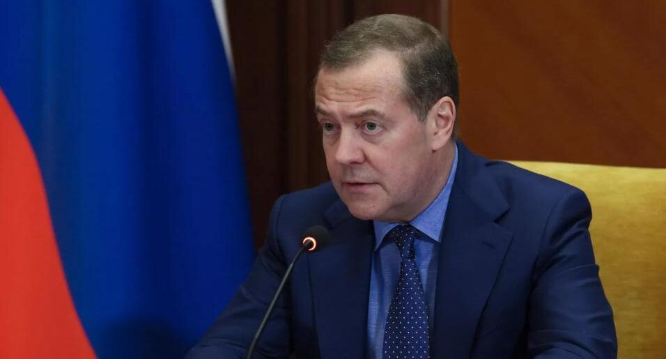 «Показал средний палец Белому дому». Медведев взорвался из-за идеи Зеленского