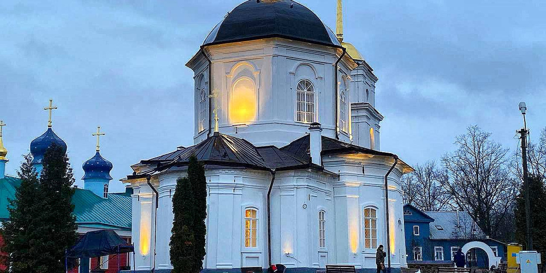 Архитектурную подсветку оборудовали в объекте культурного наследия в Печорах